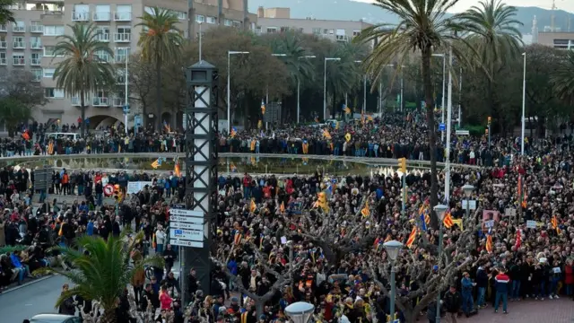 Barcelona'da Alman Konsolosluğu önünde toplanan binlerce kişi Puigdemont'un gözaltına alınmasını protesto etti