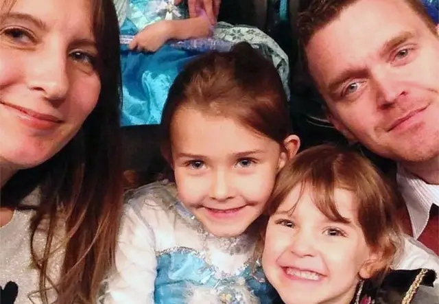 Клої (в центрі лівіше) із сестрою Голлі і батьками Джулі й Енді