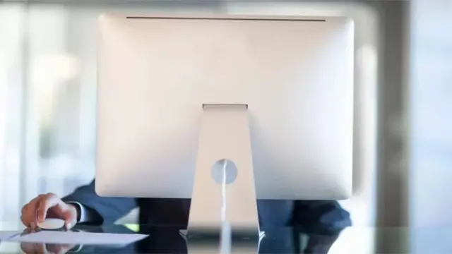 कंप्यूटर पर काम करता व्यक्ति