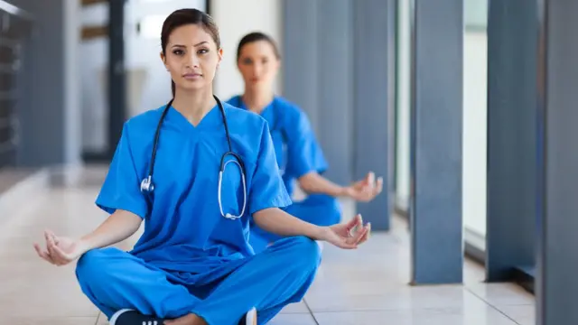 Personal médico meditando.