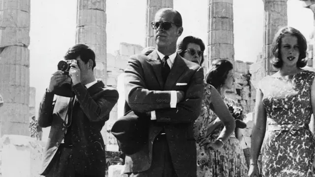 1964-cü il. Hersoq övladları Şahzadə Charles və Şahzadə Anne ilə birlikdə Yunanıstanda, Akropolisdə