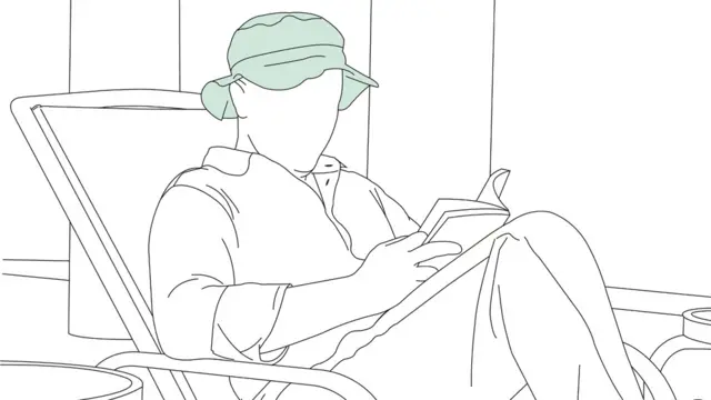 Hombre sentado leyendo.