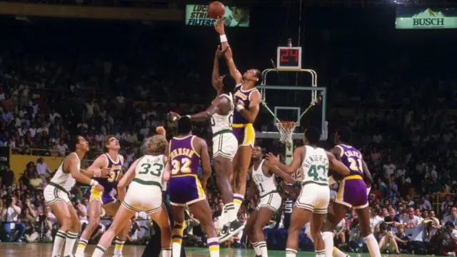 1984년 NBA 결승전에서의 카림 압둘 자바 (위)