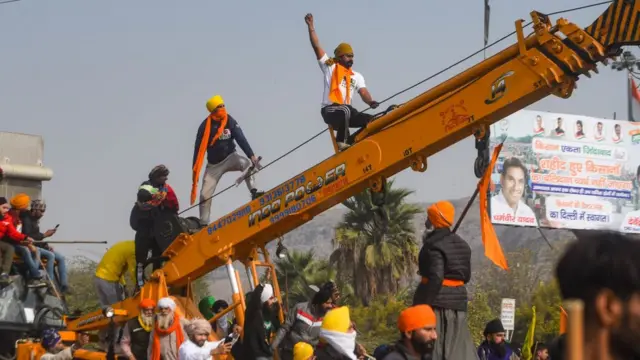 ક્રૅન પર ચડીને વિરોધપ્રદર્શન કરતાં આંદોલનકારીઓ