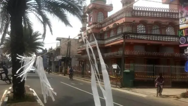 د کټاکونډې په لارو کوڅو کې د بریدونو له وژل شویو سره د خواخوږۍ په پار سپین او تور رنګه ټوټې ځوړندې وې