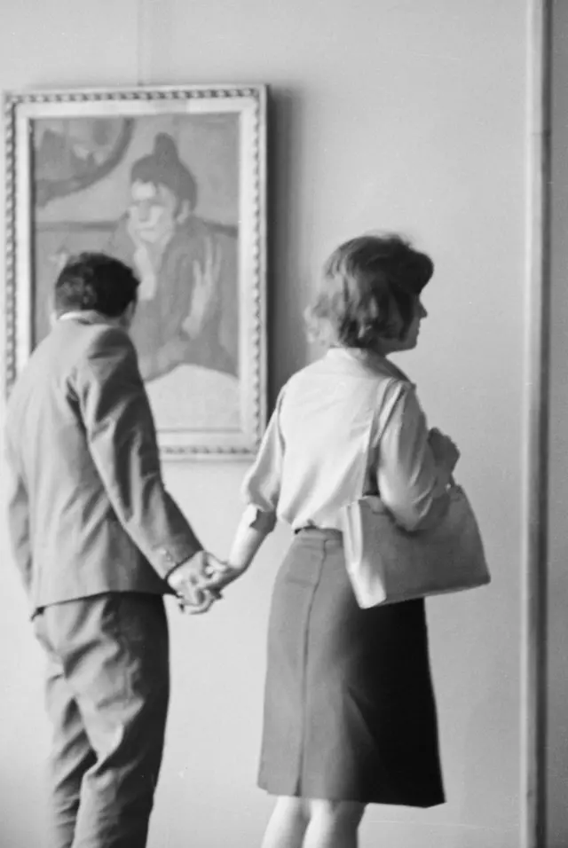 Благодаря коммунистическим идеалам Пабло Пикассо советские власти терпимо относились ко всем авангардистским, сюрреалистическим элементам его живописи. Картина "Любительницв абсента" на выставке в Эрмитаже. 1966 г.