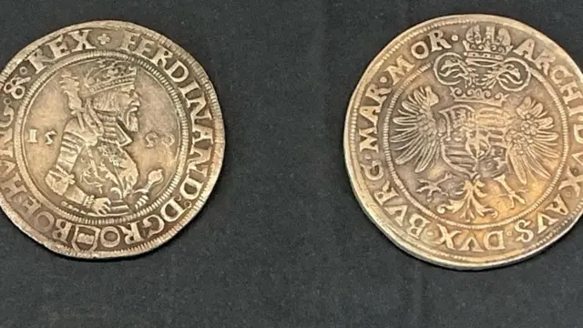 حملت الإصدارات الأولى من عملة الـ "تالار" صورة ليواقيم أو يواخيم على أحد وجهيها، ولأسد من أسود منطقة بوهيميا على الوجه الآخر، بينما وُضِعَت على إصداراتها اللاحقة صور للملوك الذين حكموا المنطقة