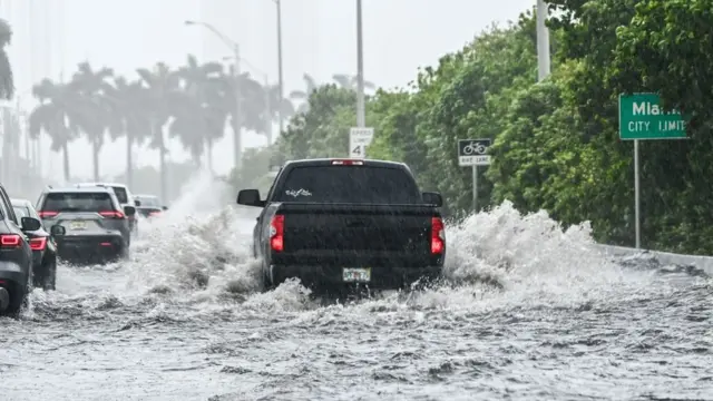 Ruas inundadas e Miami