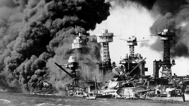 Линкор "Западная Вирджиния" горит и тонет в гавани Перл-Харбора 7 декабря 1941 года