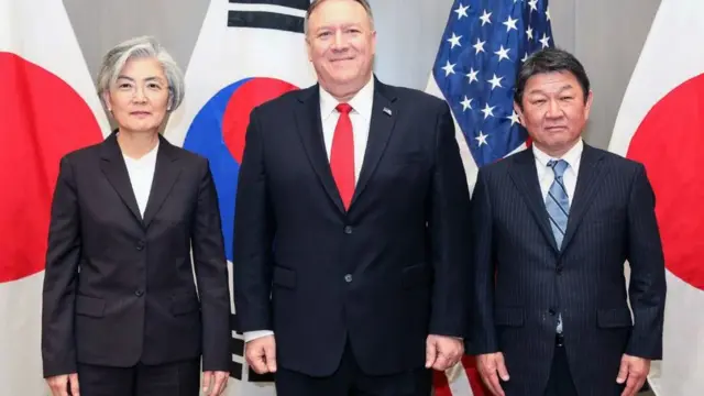 강경화 외교부 장관(왼쪽부터)과 마이크 폼페오 미 국무부 장관, 모테기 도시미쓰 일본 외무상이 14일 (현지시간) 미국 샌프란시스코에서 회담을 가졌다
