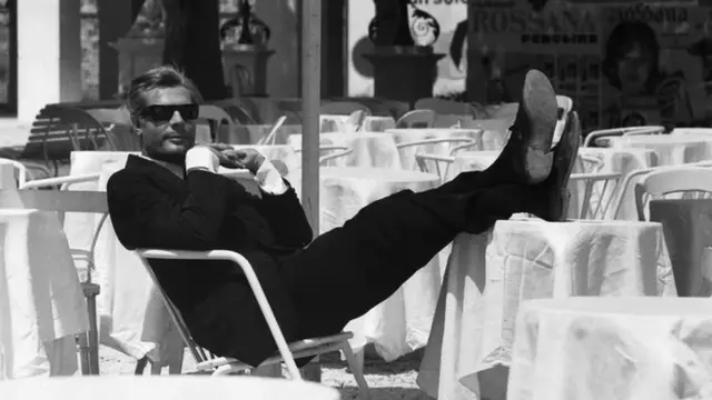 Marčelo Mastrojani je u ulozi Gvida otelotvorenje opuštenog kosmopolitizma koje je od njega načinilo ikonu onoga što podrazumevamo pod terminom kul