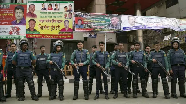 ঢাকায় বিএনপির অফিসের সামনে পুলিশ প্রহরা।