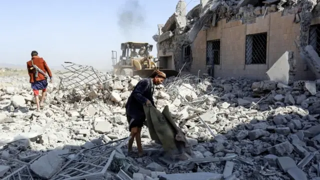 सऊदी अरब की अगुवाई वाले गठबंधन के हवाई हमले में तबाह हुई यमन की एक इमारत