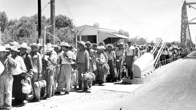Fila para cruzar la frontera