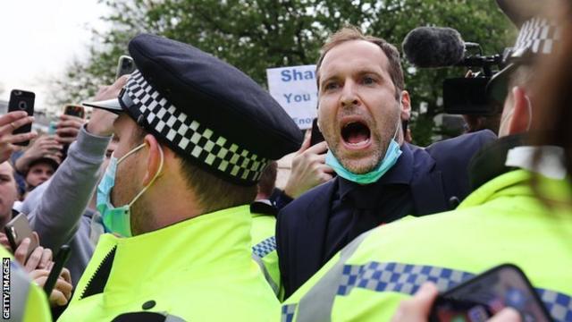在周二的英超比賽開始前，切爾西球隊傳奇人物彼得·切赫（Petr Cech）走到抗議的球迷中間，請求他們散去。