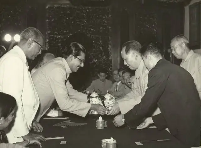 ১৯৫৭ সালের জুন-জুলাইয়ে চীনা সফরের সময় চীনা রাষ্ট্র প্রধান ও চীনা কম্যুনিষ্ট পার্টির প্রধান মাও-জে-দংয়ের সাথে শেখ মুজিবুর রহমান