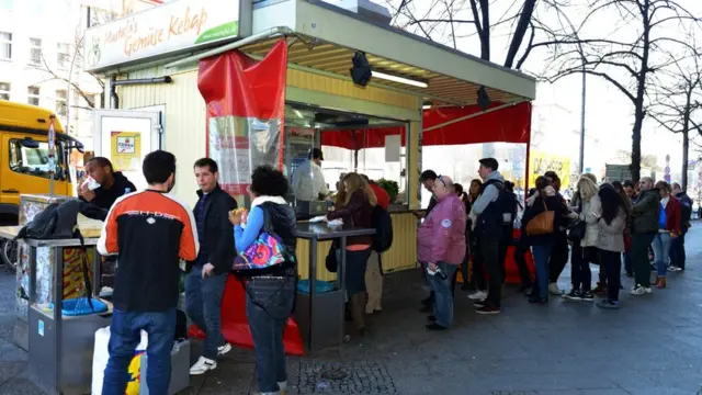 Скромная уличная закуска превратилась в одно из основных блюд в рационе немцев