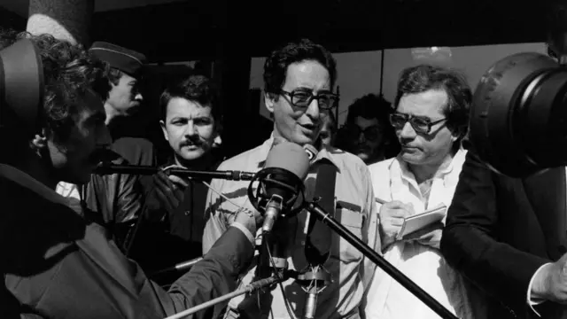 ۷ مرداد ۱۳۶۰ بیرون آپارتمانش در کنار مسعود رجوی (راست)