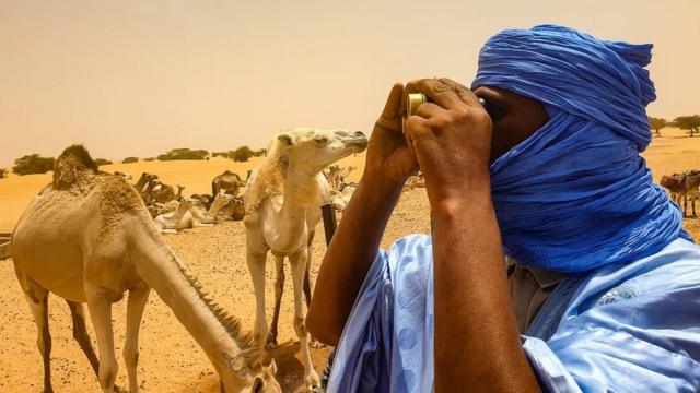 Le daraa et les tagelmusts sont deux vêtements essentiels pour les hommes traditionnellement nomades du Sahara