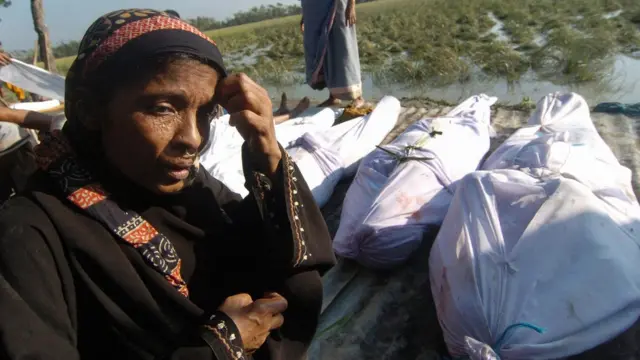 মোড়েলগঞ্জে সিডরে নিহতদের গণ দাফন।