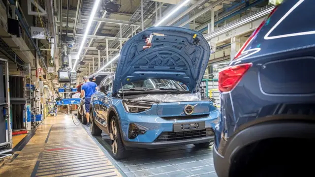 سخت‌گیری دولت‌ها برای کاهش آلودگی هوا از دلایل حرکت سریع‌تر خودروسازان به سمت ماشین‌های الکتریکی است