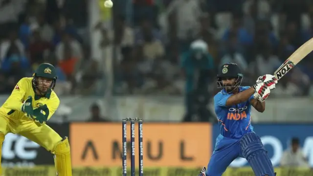 பந்தை பவுண்டரிக்கு விரட்டும் கேதர் ஜாதவ்