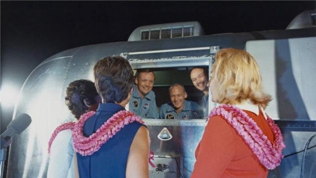 阿波羅11號宇航員在著陸後被隔離，但當他們從海上被接走時，出現一個空隙。