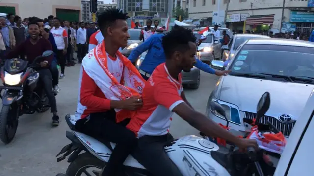 ኣብ ሞተር ብሽኪሊታታትን መኻይንን ኮይኖም ነቲ ዓወት የስተማቕሩ ዝነበሩ መናእሰይ ከተማ መቐለ-ኣደባባይ ሮማናት