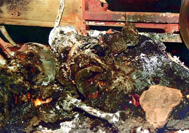 கிரஹாம் ஸ்டெயின்ஸ் மற்றும் அவரது இரு மகன்கள் இருந்த ஜீப் எரிக்கப்பட்டது.