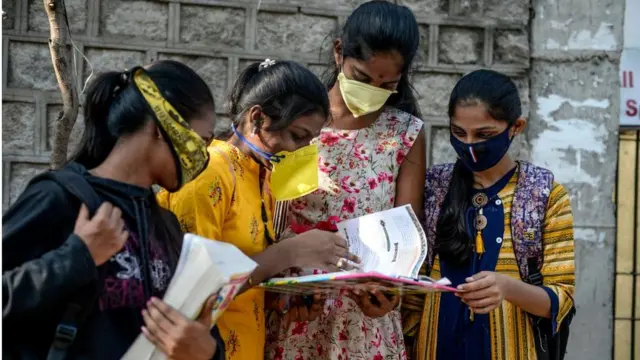 ఫీజుల పీటముడి