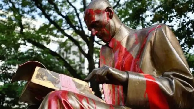 تشويه تمثال الصحفي المثير للجدل إندرو مونتانيلي