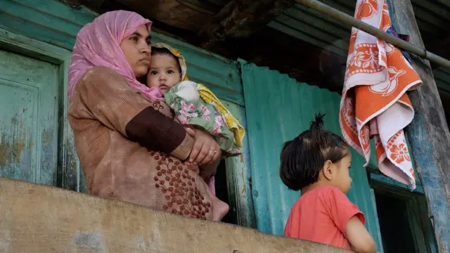 শাজিয়া মাহমুদ ও তার দুই সন্তান উরিতে তাদের বাসায়