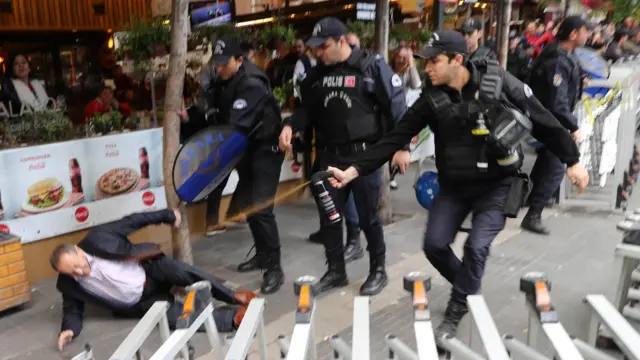 Yerdeki adama biber gazı sıkan polis