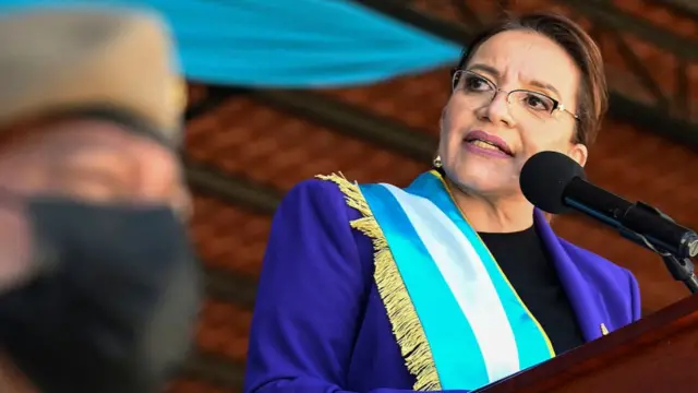 Xiomara Castro dando un discurso.