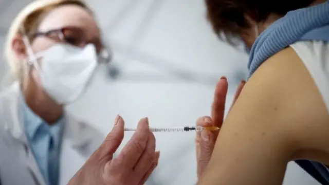 Un patient se fait vacciner