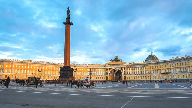 Palácio de inverno ao entardecer, em São Petersburgo
