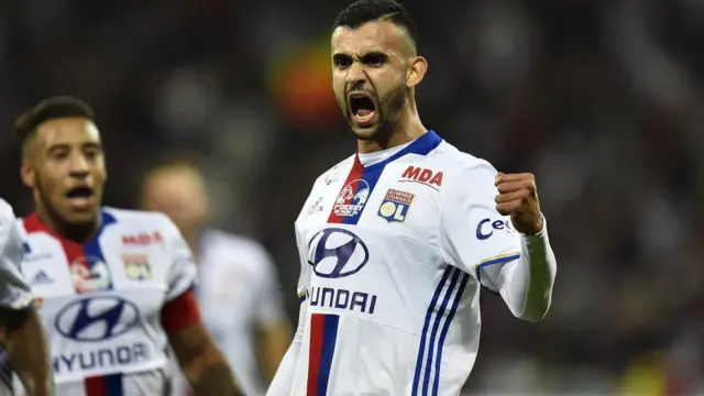 Rachid Ghezzal inscrit le deuxième but de Lyon face à Saint-Etienne