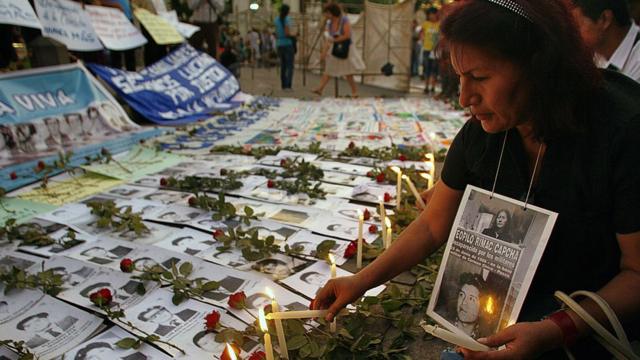 Familiares de las víctimas de Barrios Altos encienden velas en su memoria.