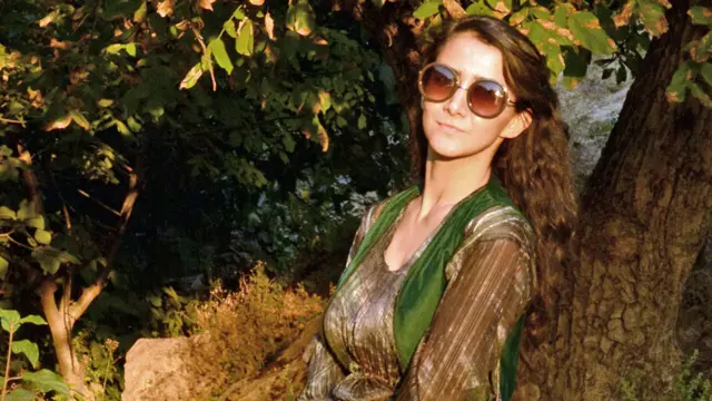 Silav stoji pored potoka kraj kog je rođena