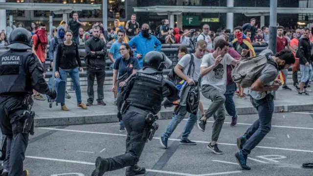 Cargas policiales en la protesta en el aeropuerto.