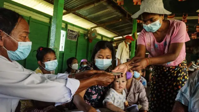 ဒဂုံဆိပ်ကမ်းမြို့နယ်မှာ နိုဝင်ဘာ ၁၂ ရက်မှာ ထောက်ပံ့ကြေးပေးစဉ်