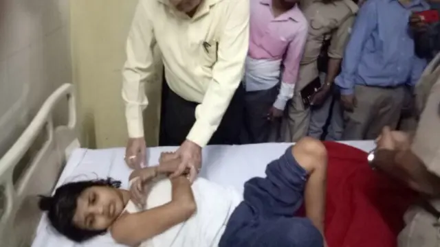 बंदरों के साथ रहनेवाली वाली लड़की