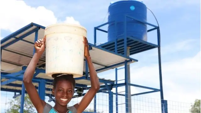 Wata 'yar Makaranta na dibar ruwa ta kai gida kafin shirin makaranta a Kamaru
