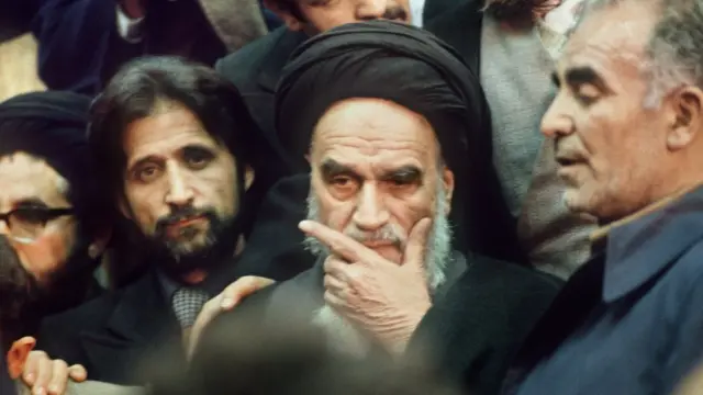 তেহরানে সমর্থক পরিবৃত আয়াতোল্লাহ খোমেইনি- ১লা ফেব্রুয়ারি ১৯৭৯