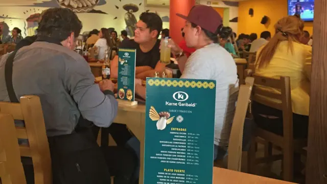 Clientes en restaurante Karne Garibaldi.