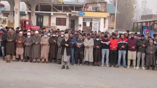 डॉ मुदासिर गुल के जनाज़े में शामिल हुए लोग