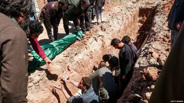 ਸੀਰੀਆ ਦੇ ਸੂਬੇ ਇਬਲਿਦ ਦੇ ਖਾਨ ਸ਼ੇਖੁਨ ਵਿੱਚ ਰਸਾਇਣਕ ਹਮਲੇ ਵਿੱਚ ਮਾਰੇ ਗਿਆਂ ਨੂੰ ਦਫਨ ਕਰਨ ਲਈ ਕਬਰ ਪੁੱਟ ਰਹੇ ਲੋਕ।