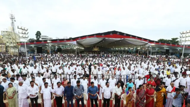 கட்சி தொண்டர்கள்