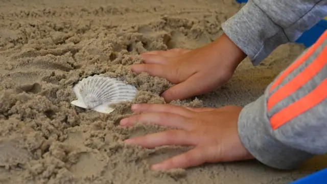 Dete se igra u pesku