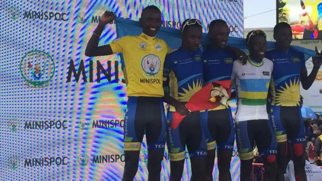 Mugisha Samuel (wa mbere ibumoso) afite imyaka 21 y'amavuko